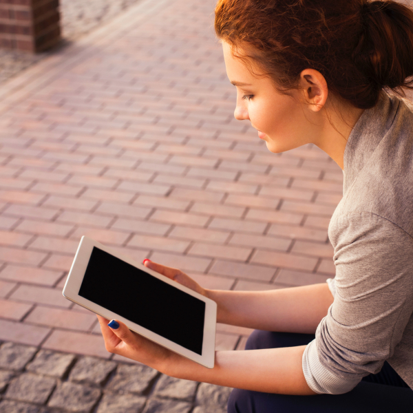 woman_ipad_blue_nails_2